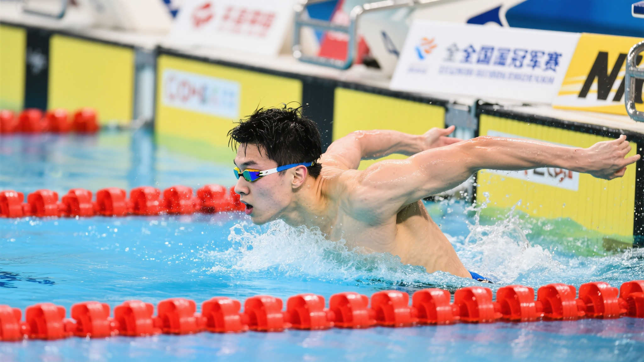 潘展乐全国游泳冠军赛再夺冠，男子200米自由泳1分45秒45加冕，两天双冠！